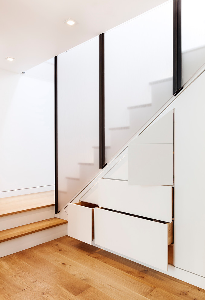 Источник вдохновения для домашнего уюта: лестница в современном стиле с деревянными ступенями, крашенными деревянными подступенками и кладовкой или шкафом под ней