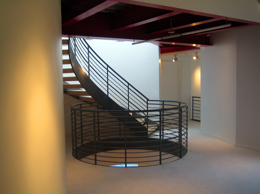 Стильный дизайн: изогнутая лестница в стиле модернизм с деревянными ступенями без подступенок - последний тренд
