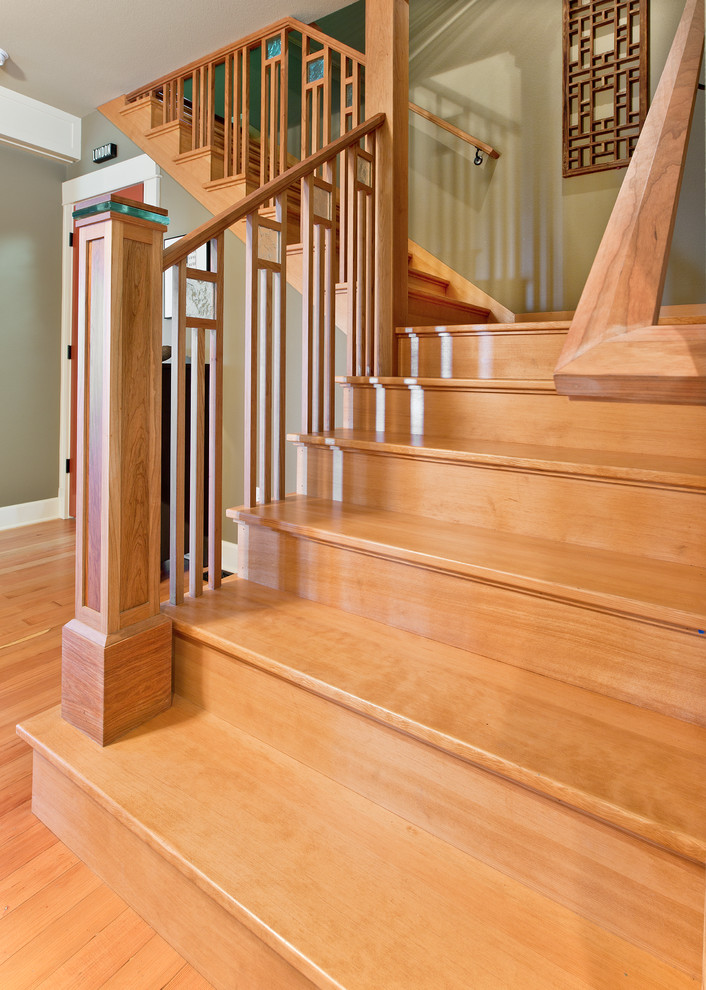 Modelo de escalera en L de estilo americano grande con escalones de madera y contrahuellas de madera