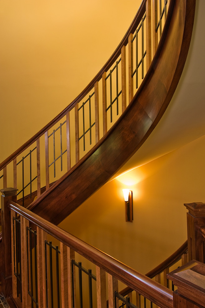Пример оригинального дизайна: большая прямая деревянная лестница в стиле кантри с деревянными ступенями и перилами из смешанных материалов