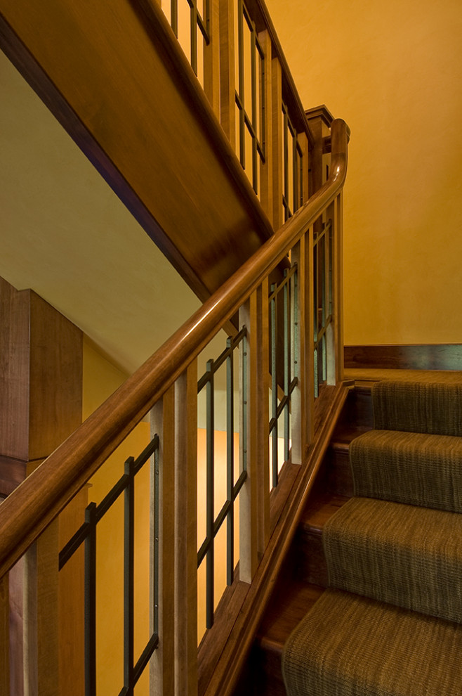 На фото: большая прямая деревянная лестница в стиле кантри с деревянными ступенями и перилами из смешанных материалов с