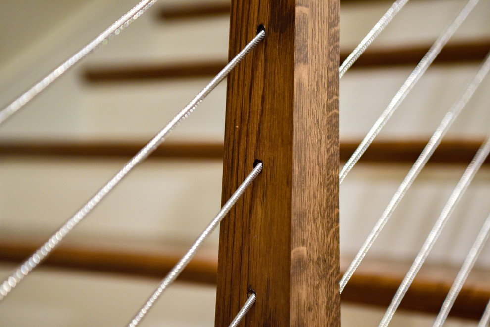 Пример оригинального дизайна: прямая деревянная лестница в стиле кантри с деревянными ступенями и перилами из тросов