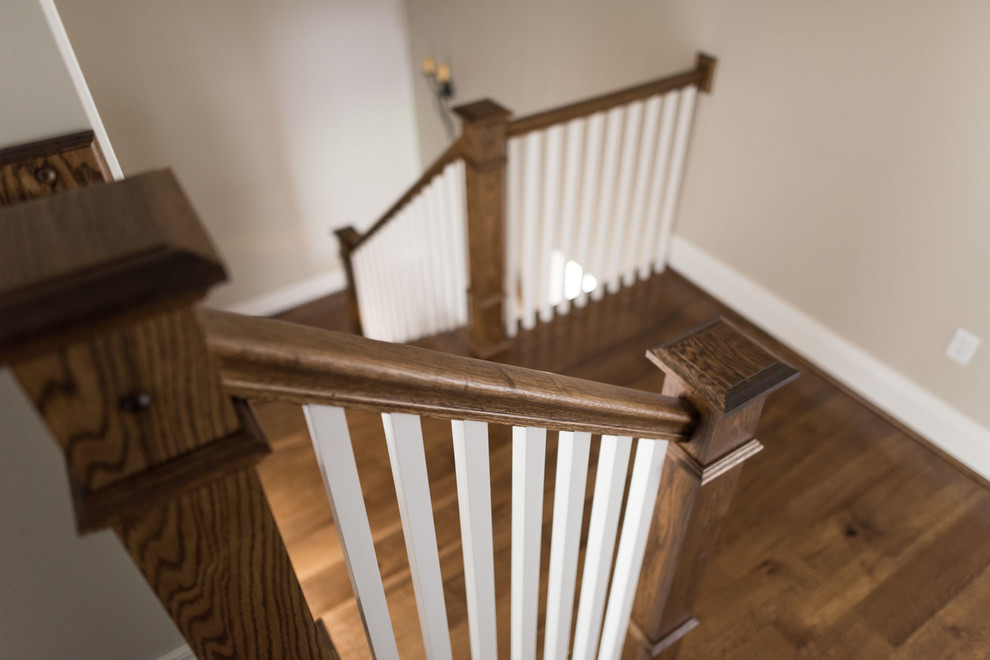Exemple d'un grand escalier craftsman en U avec des marches en bois, des contremarches en bois et un garde-corps en bois.