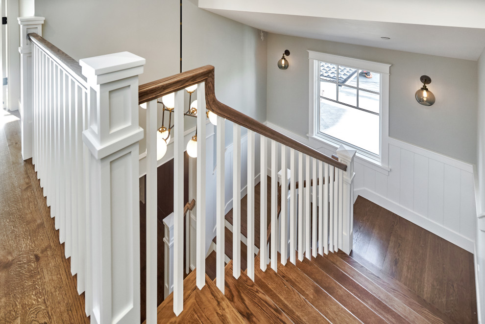 На фото: п-образная лестница среднего размера в классическом стиле с деревянными ступенями с