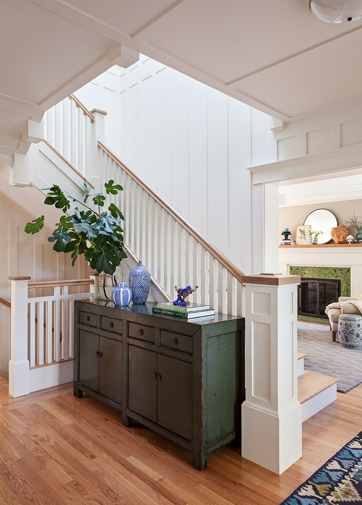 Inspiration pour un escalier peint craftsman en L de taille moyenne avec des marches en bois et un garde-corps en bois.