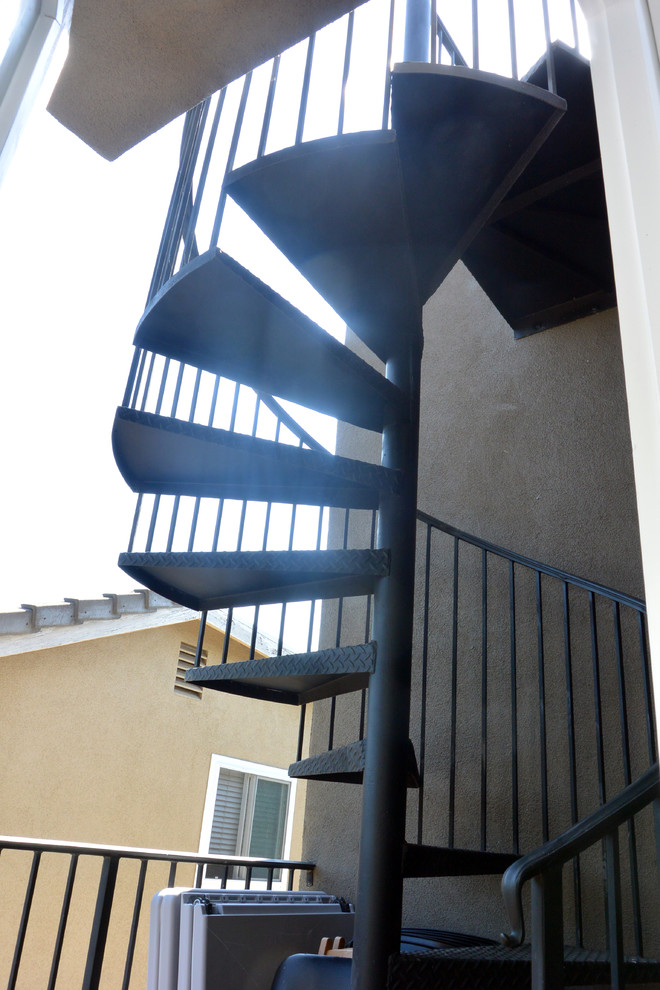 ロサンゼルスにある小さなコンテンポラリースタイルのおしゃれならせん階段の写真