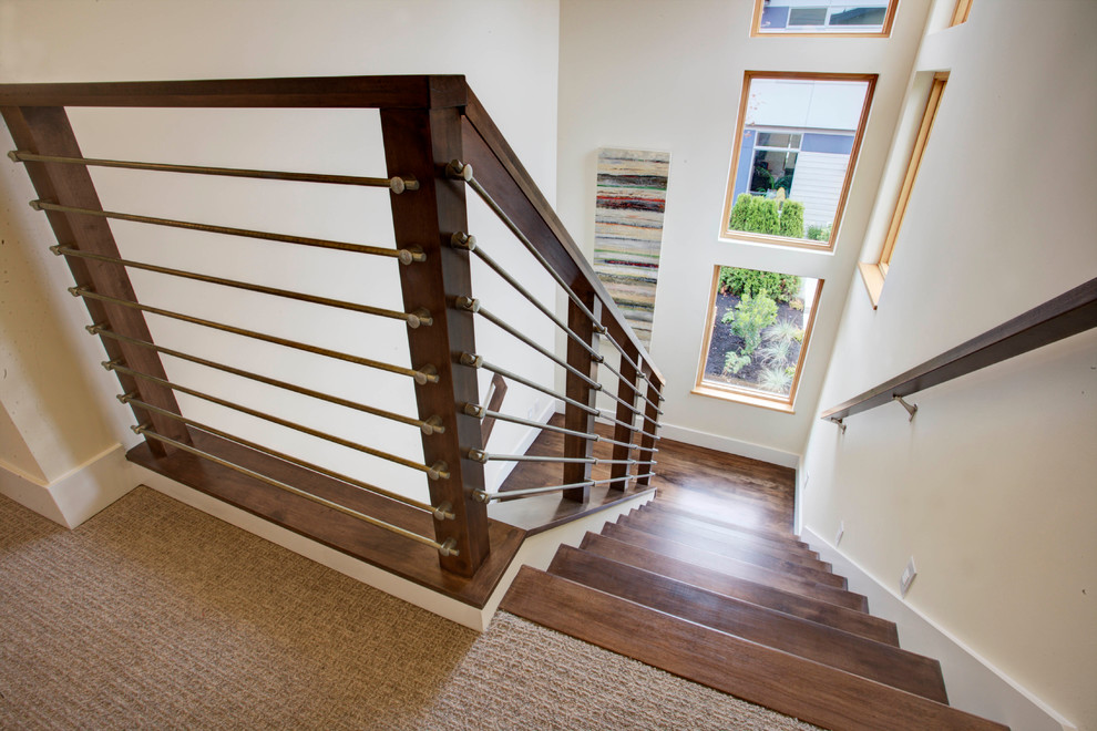 Modelo de escalera recta contemporánea de tamaño medio con escalones de madera y contrahuellas de madera
