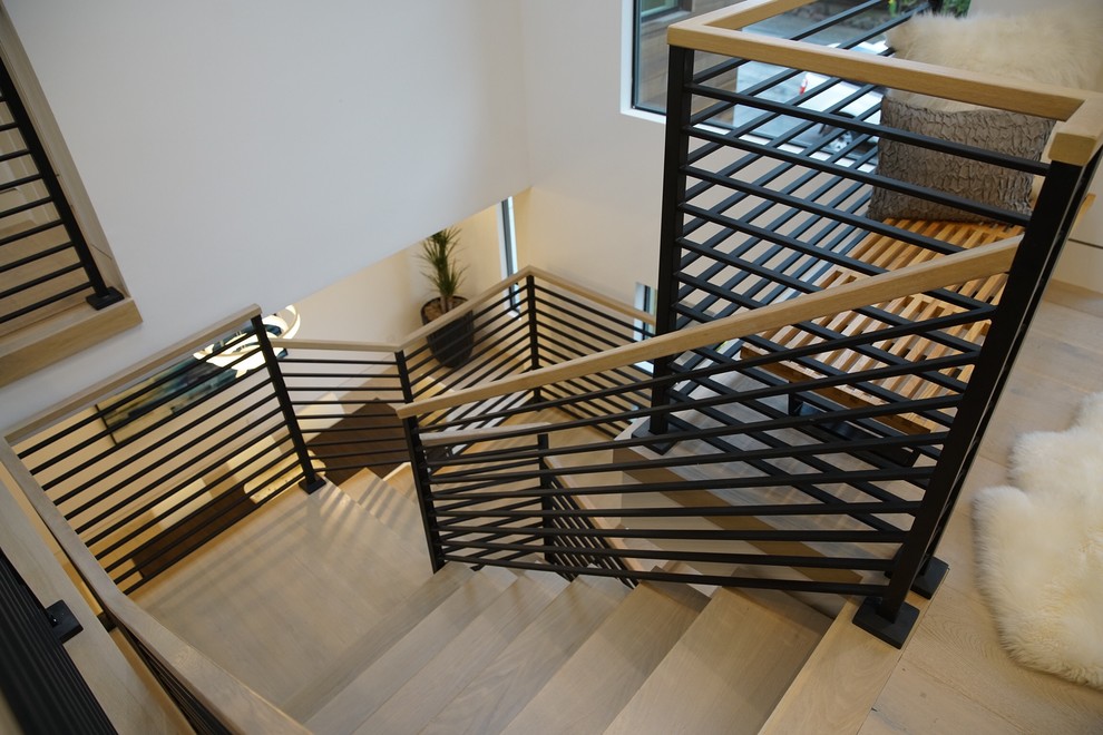Стильный дизайн: п-образная лестница среднего размера в стиле модернизм с деревянными ступенями и металлическими перилами без подступенок - последний тренд