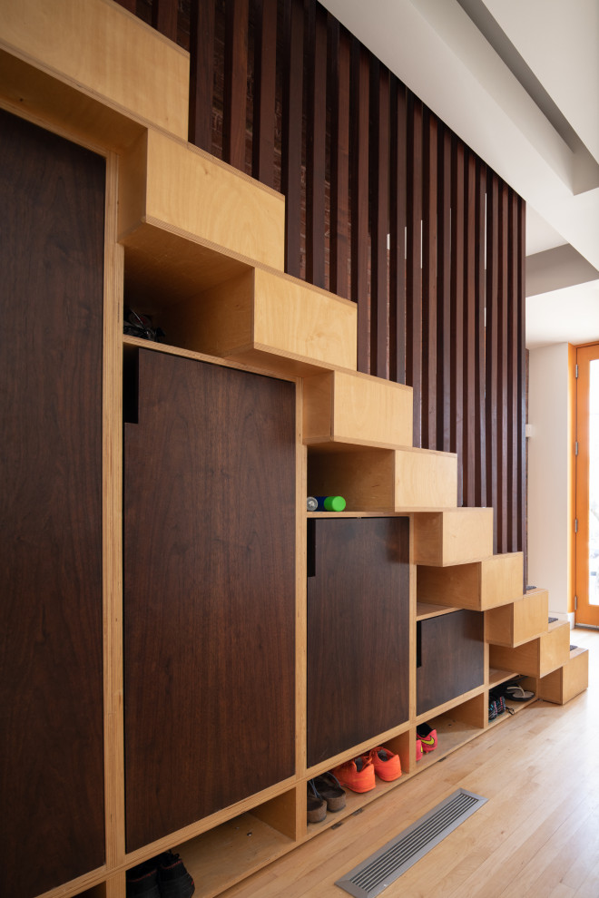 Свежая идея для дизайна: прямая лестница в скандинавском стиле с деревянными перилами и кладовкой или шкафом под ней - отличное фото интерьера