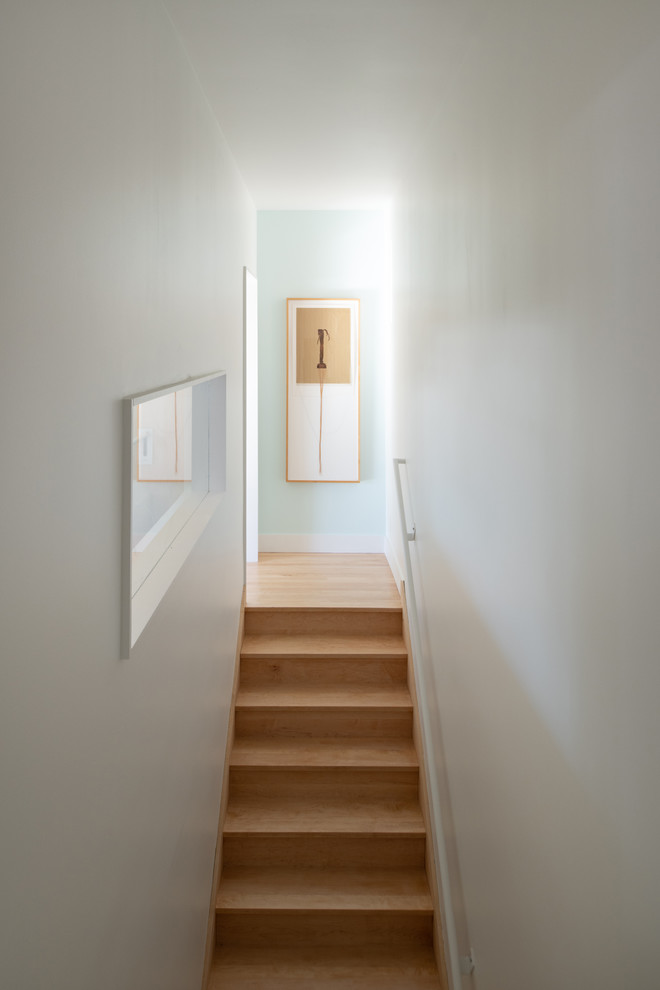 Diseño de escalera recta escandinava de tamaño medio con escalones de madera y contrahuellas de madera