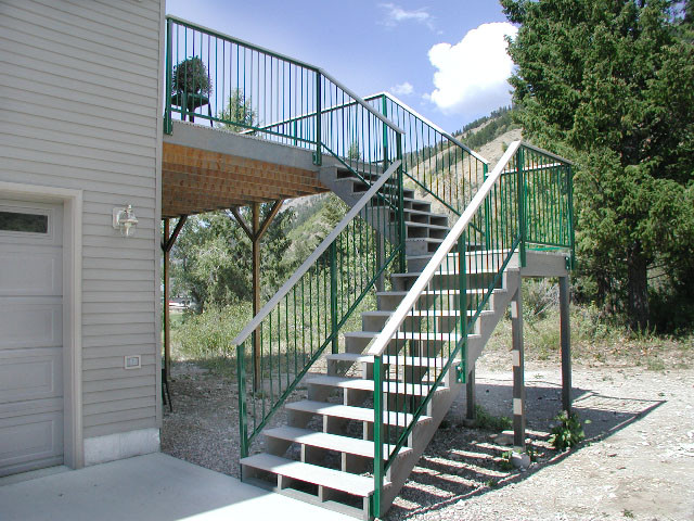 Modelo de escalera en L moderna de tamaño medio con escalones de madera, contrahuellas de madera y barandilla de metal