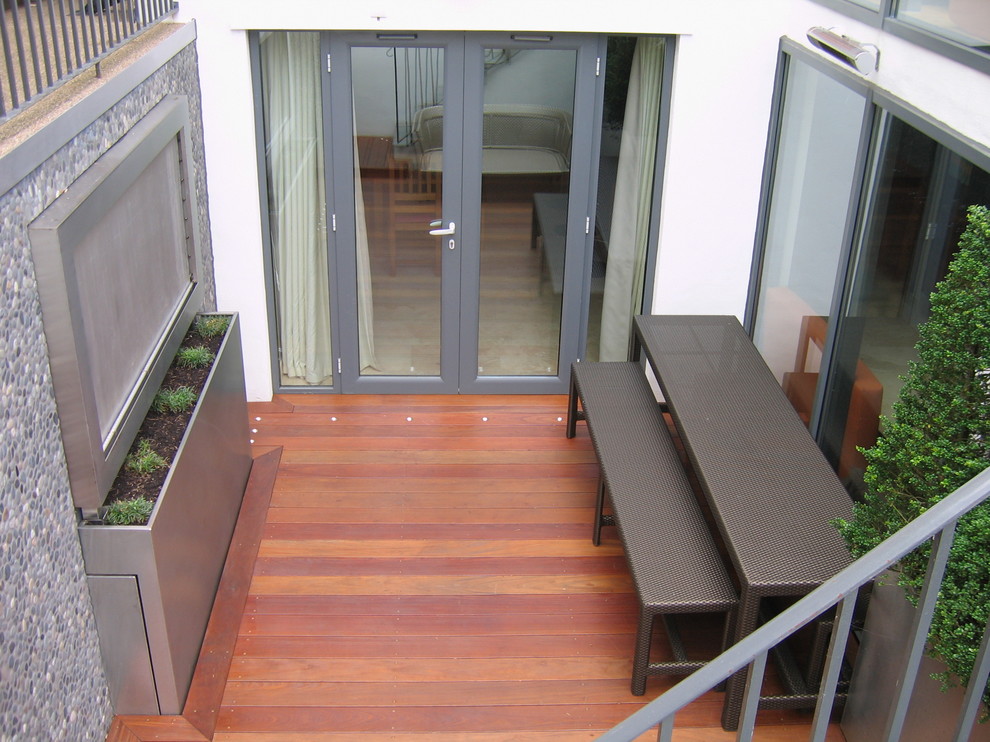 Diseño de escalera recta minimalista pequeña con escalones de metal y contrahuellas de metal