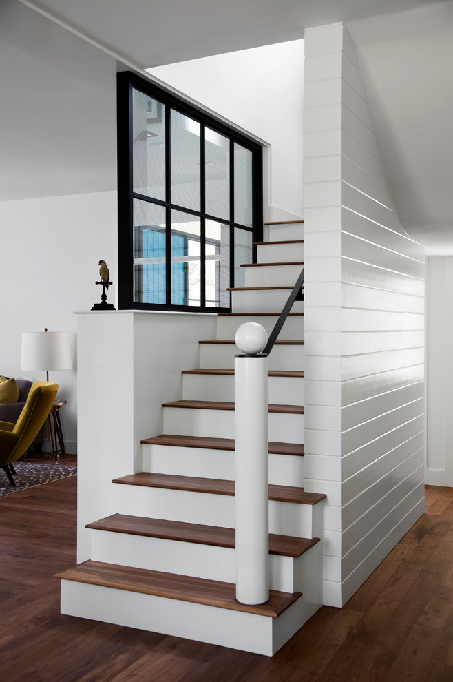 На фото: лестница в стиле кантри с деревянными ступенями и крашенными деревянными подступенками с