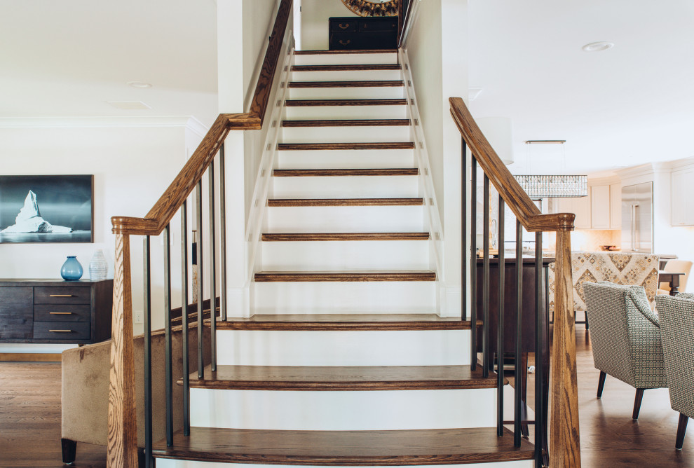 Источник вдохновения для домашнего уюта: прямая деревянная лестница среднего размера в стиле модернизм с деревянными ступенями и перилами из смешанных материалов