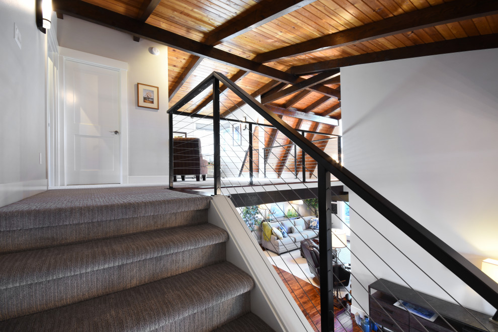 Diseño de escalera recta de estilo de casa de campo grande con escalones enmoquetados, contrahuellas enmoquetadas y barandilla de varios materiales