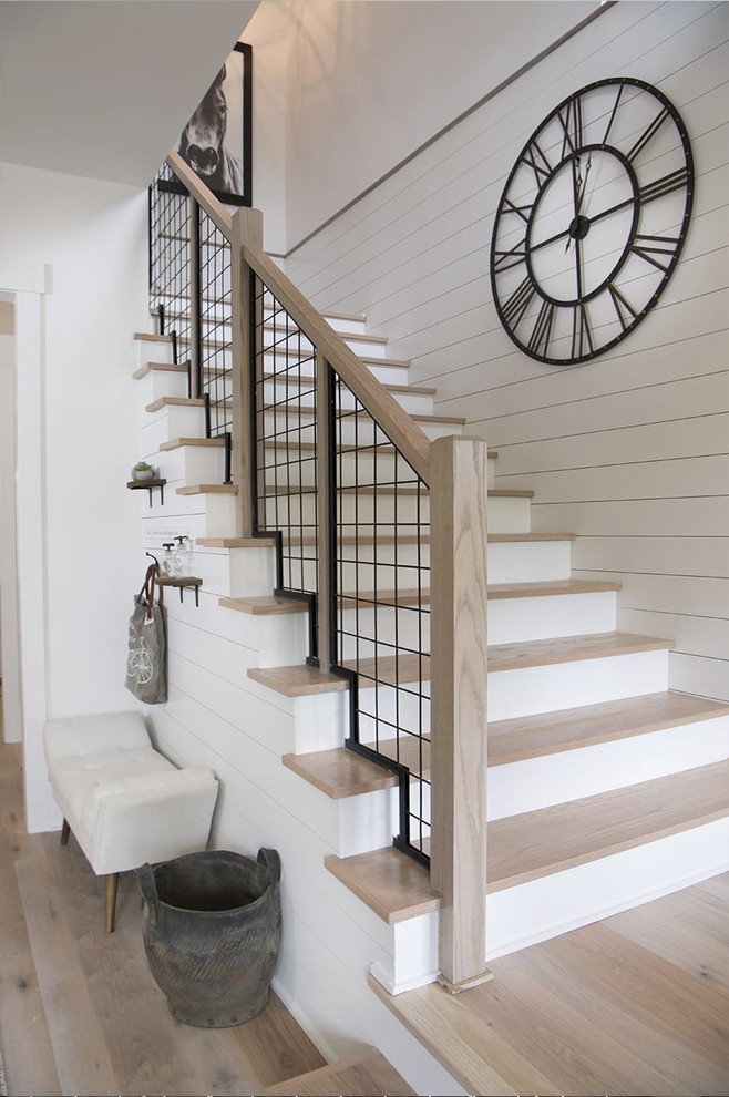 Пример оригинального дизайна: угловая лестница в стиле кантри с деревянными ступенями, крашенными деревянными подступенками и перилами из смешанных материалов