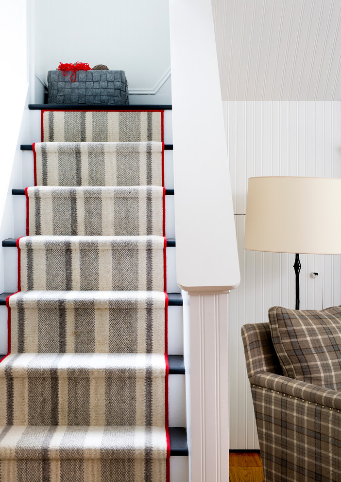 Источник вдохновения для домашнего уюта: угловая лестница среднего размера в стиле кантри с деревянными ступенями и крашенными деревянными подступенками