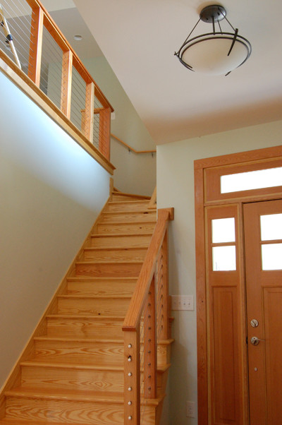 Foto de escalera en L de estilo de casa de campo con escalones de madera, contrahuellas de madera y barandilla de madera