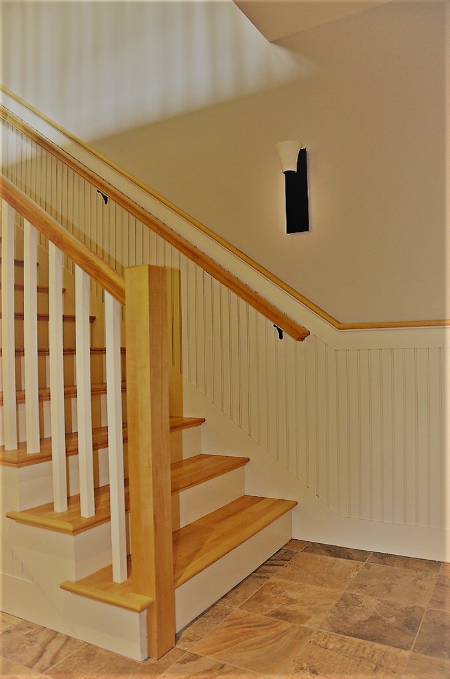 На фото: прямая лестница среднего размера в современном стиле с деревянными ступенями, крашенными деревянными подступенками и деревянными перилами