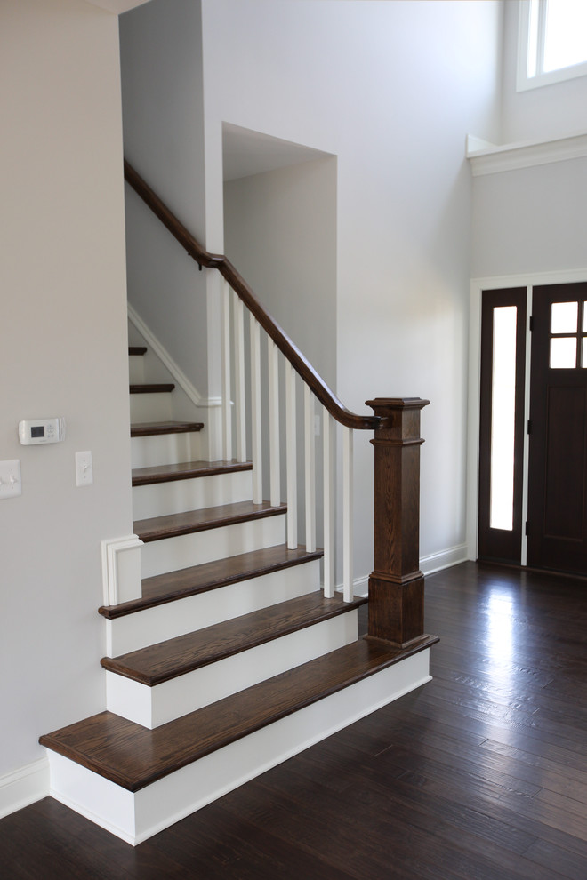 Idées déco pour un escalier peint droit campagne de taille moyenne avec des marches en bois.