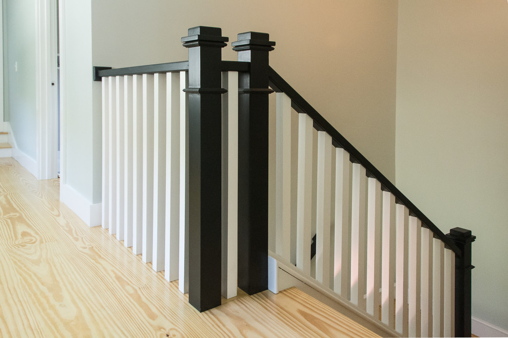 Ejemplo de escalera en U campestre de tamaño medio con escalones de madera, contrahuellas de madera pintada y barandilla de madera