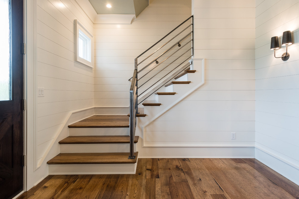 Foto de escalera en L campestre de tamaño medio con escalones de madera, contrahuellas de madera y barandilla de metal