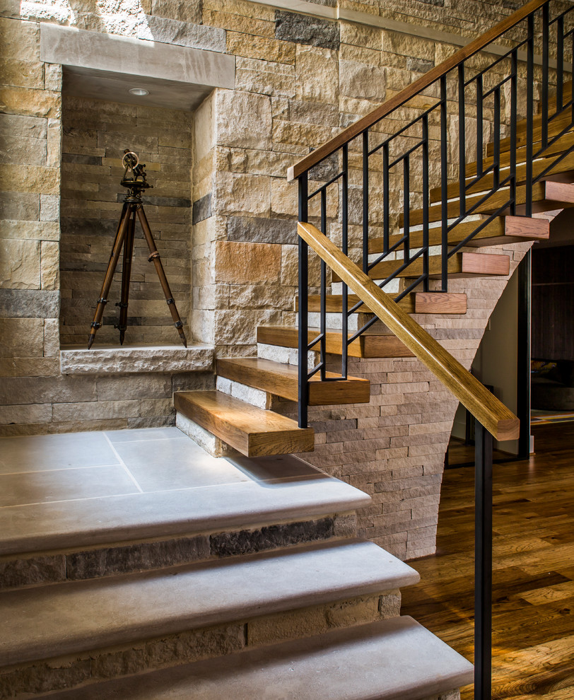 На фото: лестница в стиле кантри с деревянными ступенями и перилами из смешанных материалов с