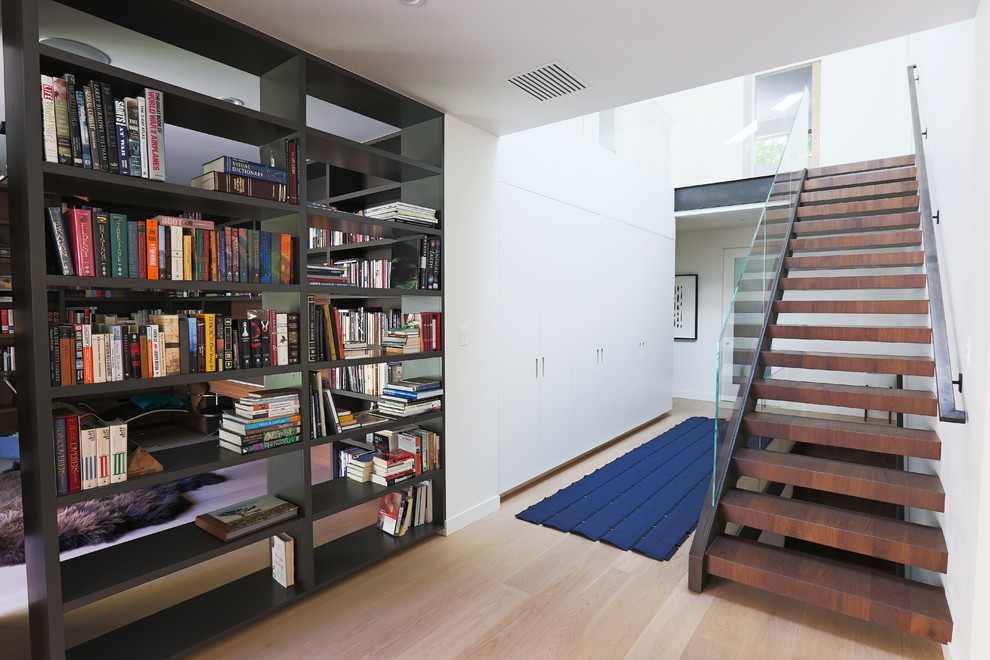 Cette image montre un escalier sans contremarche minimaliste avec des marches en bois.