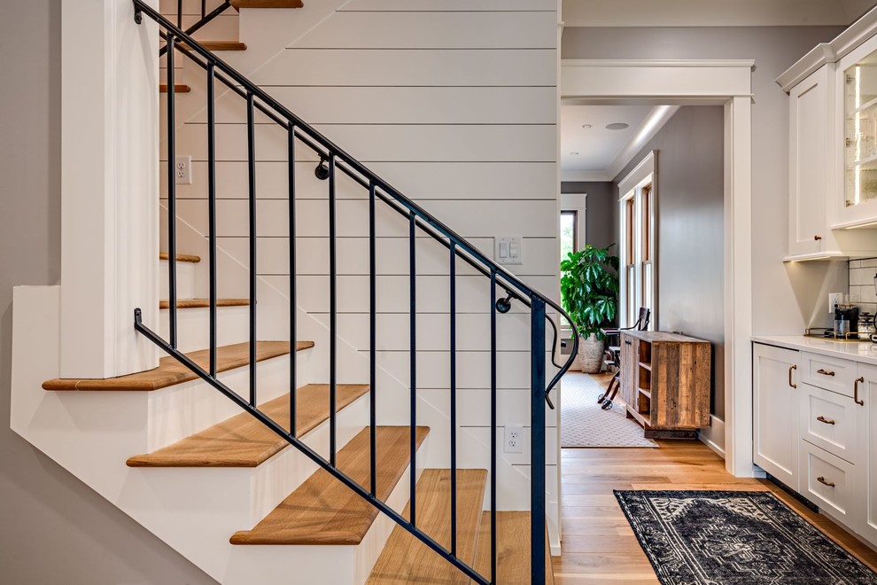 Стильный дизайн: п-образная лестница среднего размера в стиле кантри с деревянными ступенями, крашенными деревянными подступенками и металлическими перилами - последний тренд