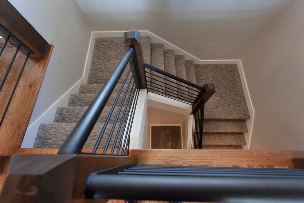 Пример оригинального дизайна: п-образная лестница среднего размера в стиле неоклассика (современная классика) с ступенями с ковровым покрытием, ковровыми подступенками и металлическими перилами