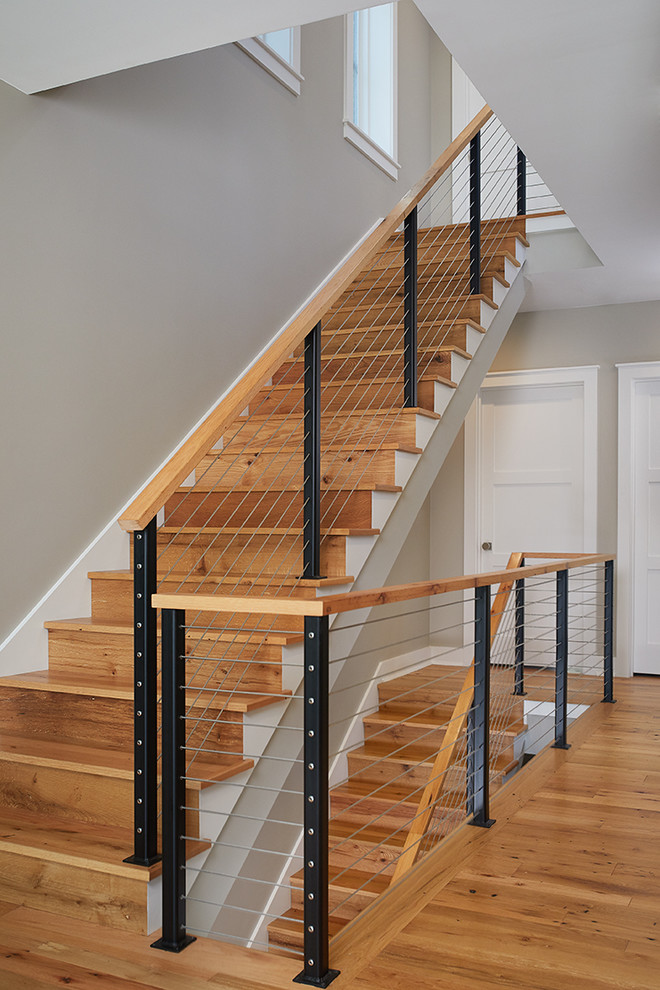 Идея дизайна: большая прямая деревянная лестница в стиле кантри с деревянными ступенями и металлическими перилами