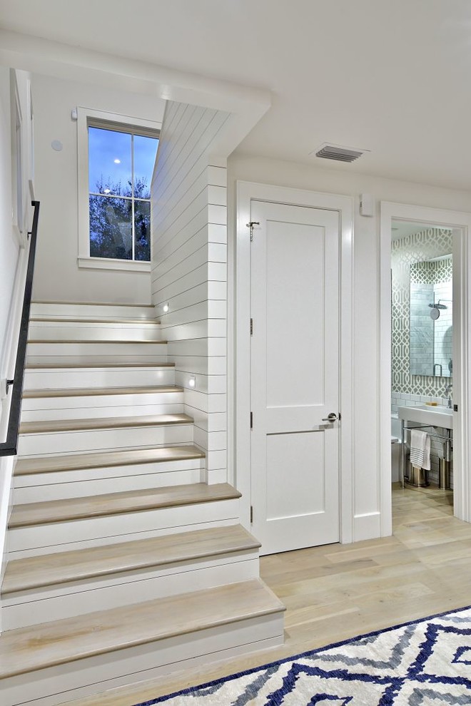 Foto de escalera en U de estilo de casa de campo con escalones de madera y contrahuellas de madera pintada