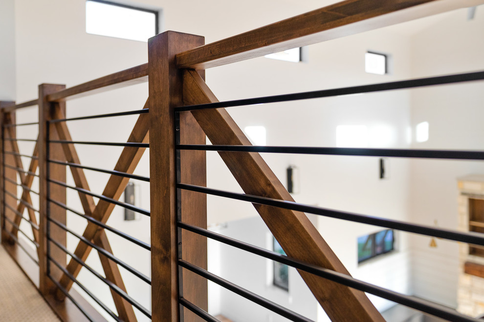 Стильный дизайн: маленькая прямая лестница в стиле кантри с перилами из смешанных материалов для на участке и в саду - последний тренд