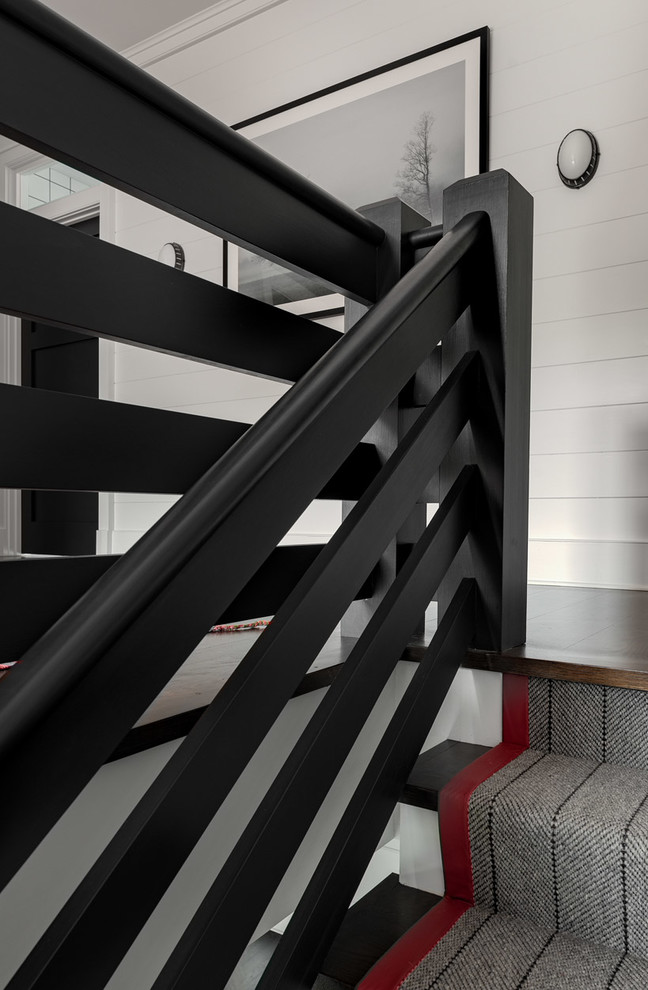Gerade, Große Landhausstil Treppe mit Holz-Setzstufen in New York