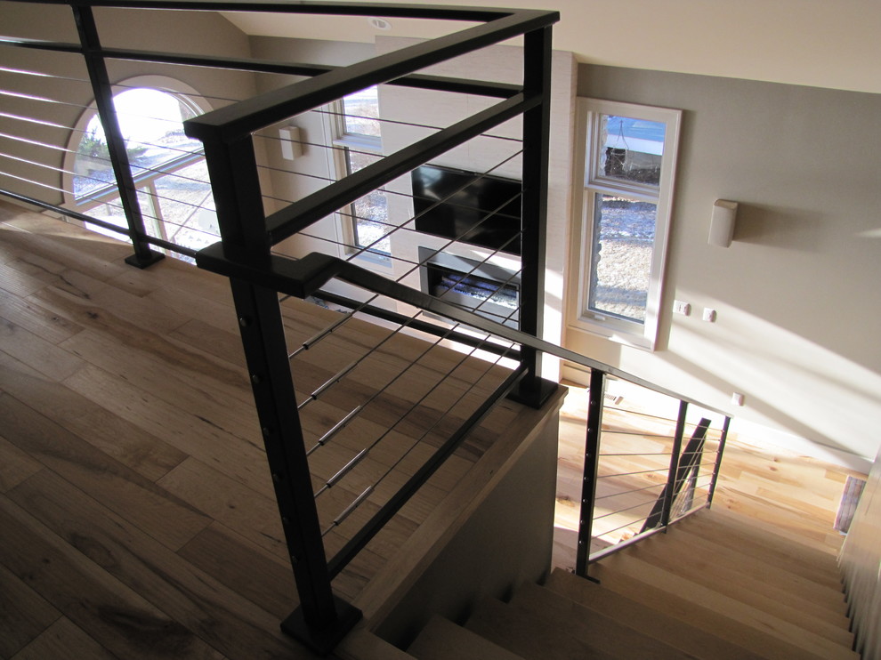 Идея дизайна: прямая лестница среднего размера в стиле модернизм с деревянными ступенями без подступенок