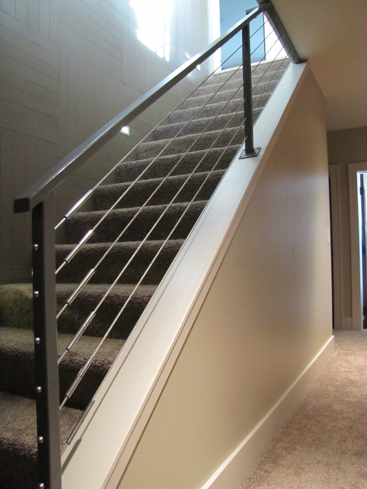 Стильный дизайн: прямая лестница среднего размера в стиле модернизм с деревянными ступенями без подступенок - последний тренд