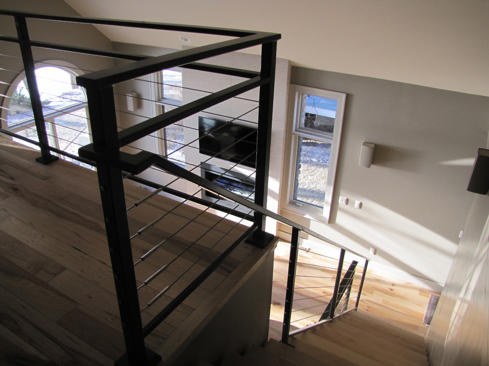Réalisation d'un escalier sans contremarche droit minimaliste de taille moyenne avec des marches en bois.