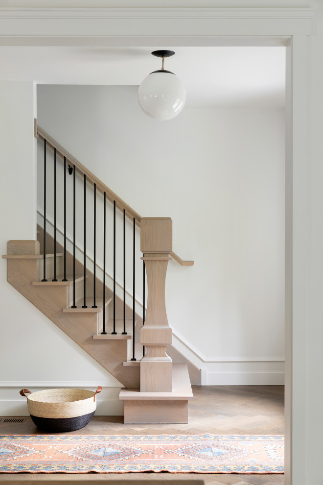 Идея дизайна: большая прямая деревянная лестница в стиле неоклассика (современная классика) с деревянными ступенями и перилами из смешанных материалов