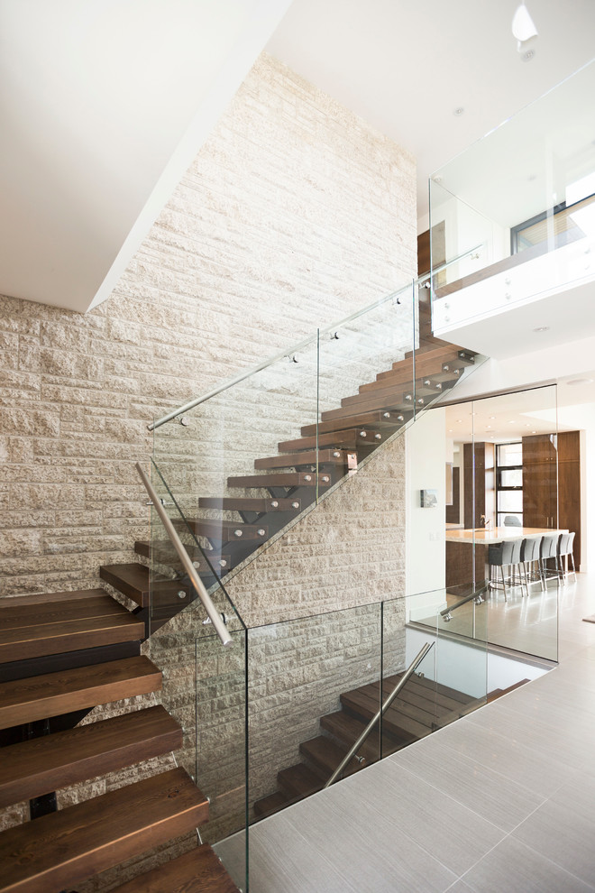 Идея дизайна: огромная лестница на больцах в стиле модернизм с деревянными ступенями без подступенок