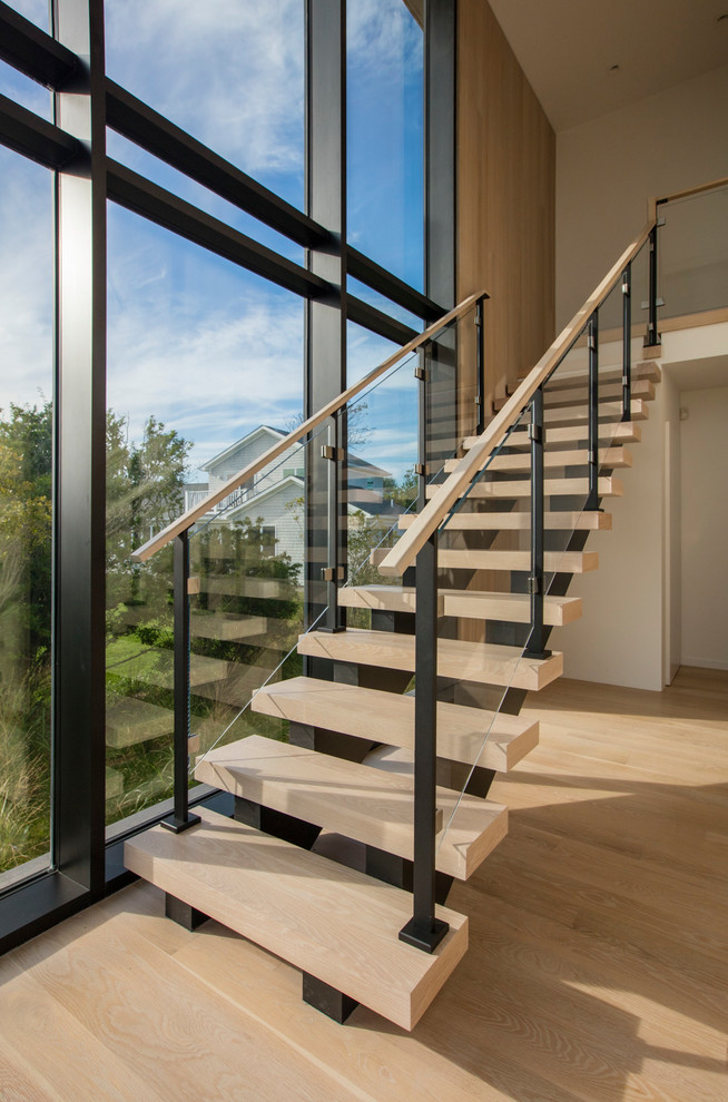 Свежая идея для дизайна: угловая деревянная лестница среднего размера в стиле модернизм с деревянными ступенями и перилами из тросов - отличное фото интерьера