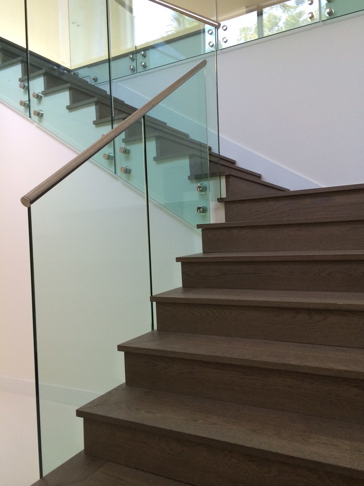 Cette photo montre un escalier flottant moderne avec des marches en bois et des contremarches en bois.