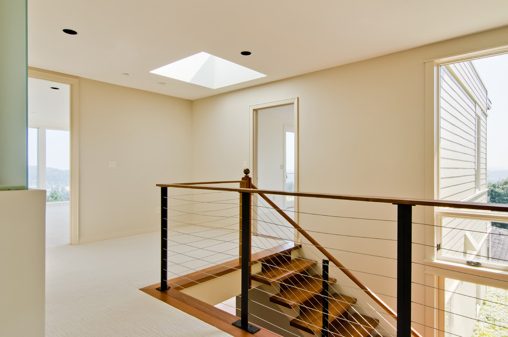 Стильный дизайн: п-образная лестница среднего размера в стиле модернизм с деревянными ступенями и перилами из тросов без подступенок - последний тренд