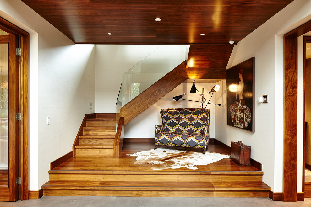 Exemple d'un escalier tendance en U avec des marches en bois, des contremarches en bois et palier.
