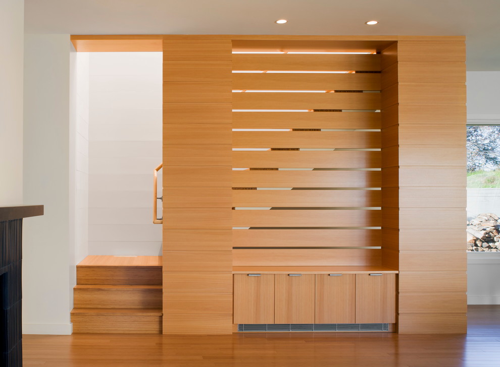 На фото: угловая деревянная лестница в современном стиле с деревянными ступенями с