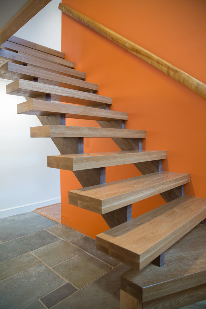 Aménagement d'un petit escalier flottant moderne avec des marches en bois.