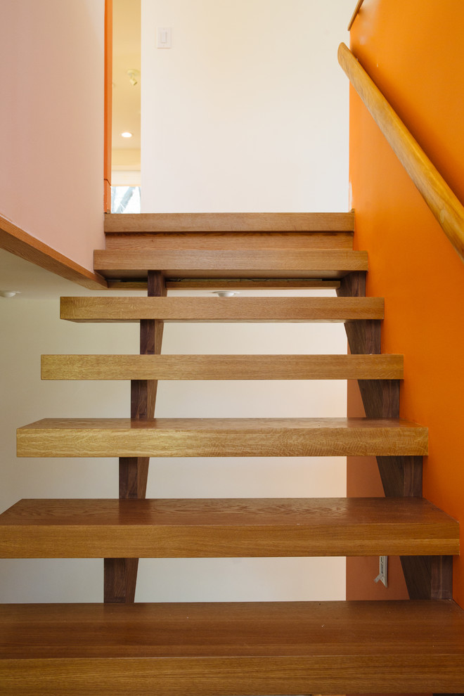Exemple d'un petit escalier flottant moderne avec des marches en bois.