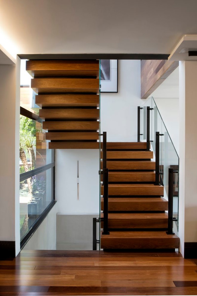Пример оригинального дизайна: п-образная лестница в стиле модернизм с деревянными ступенями без подступенок