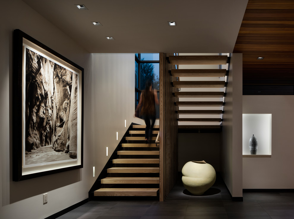 Источник вдохновения для домашнего уюта: лестница на больцах в стиле модернизм с деревянными ступенями без подступенок