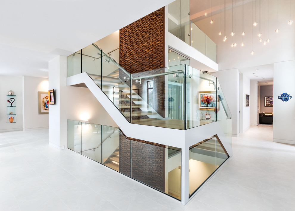 Идея дизайна: п-образная лестница в современном стиле с деревянными ступенями и стеклянными перилами без подступенок