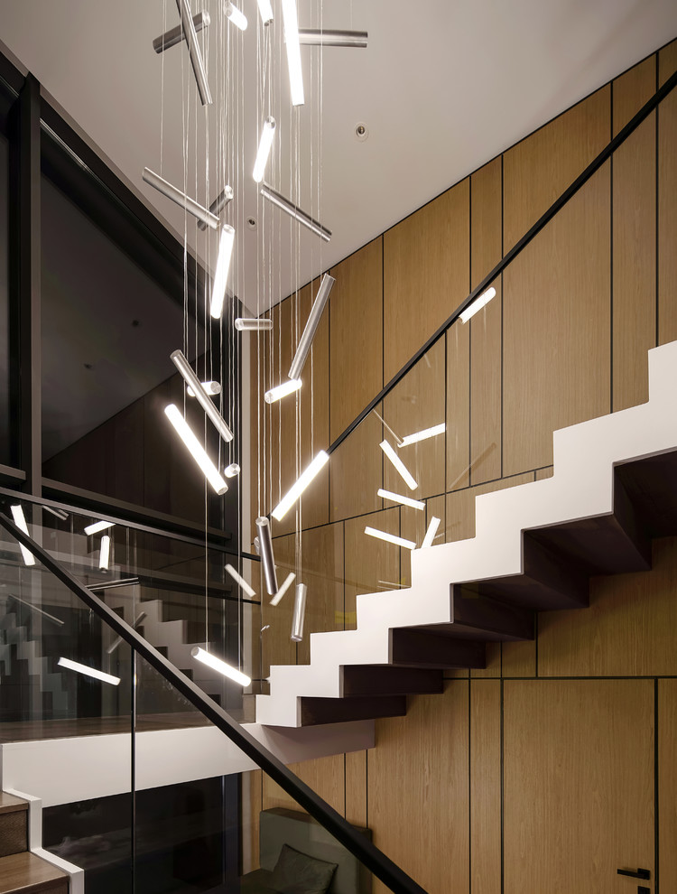 Пример оригинального дизайна: угловая деревянная лестница среднего размера в стиле модернизм с ступенями из травертина и стеклянными перилами
